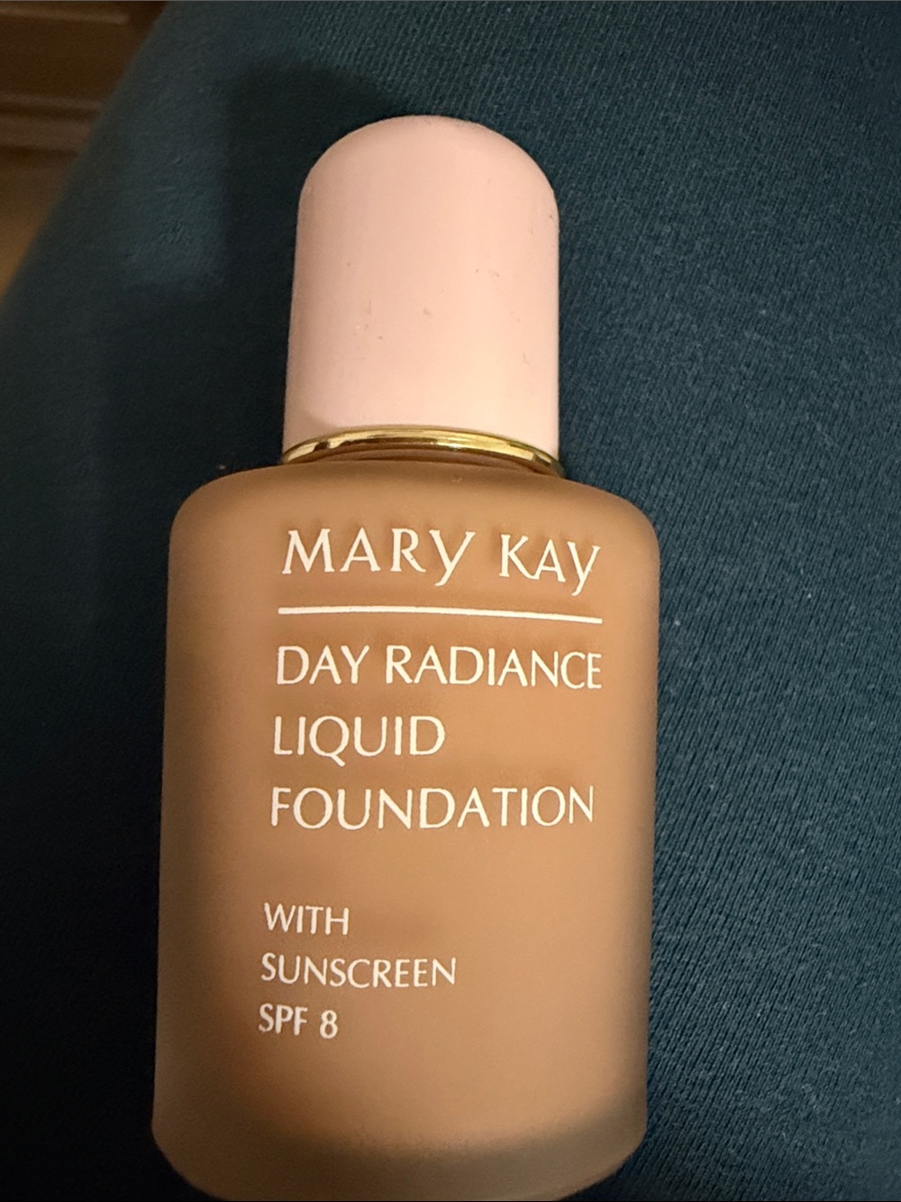 Mary Kay Day Radiance Liquid Foundation - Picture 4 of 6